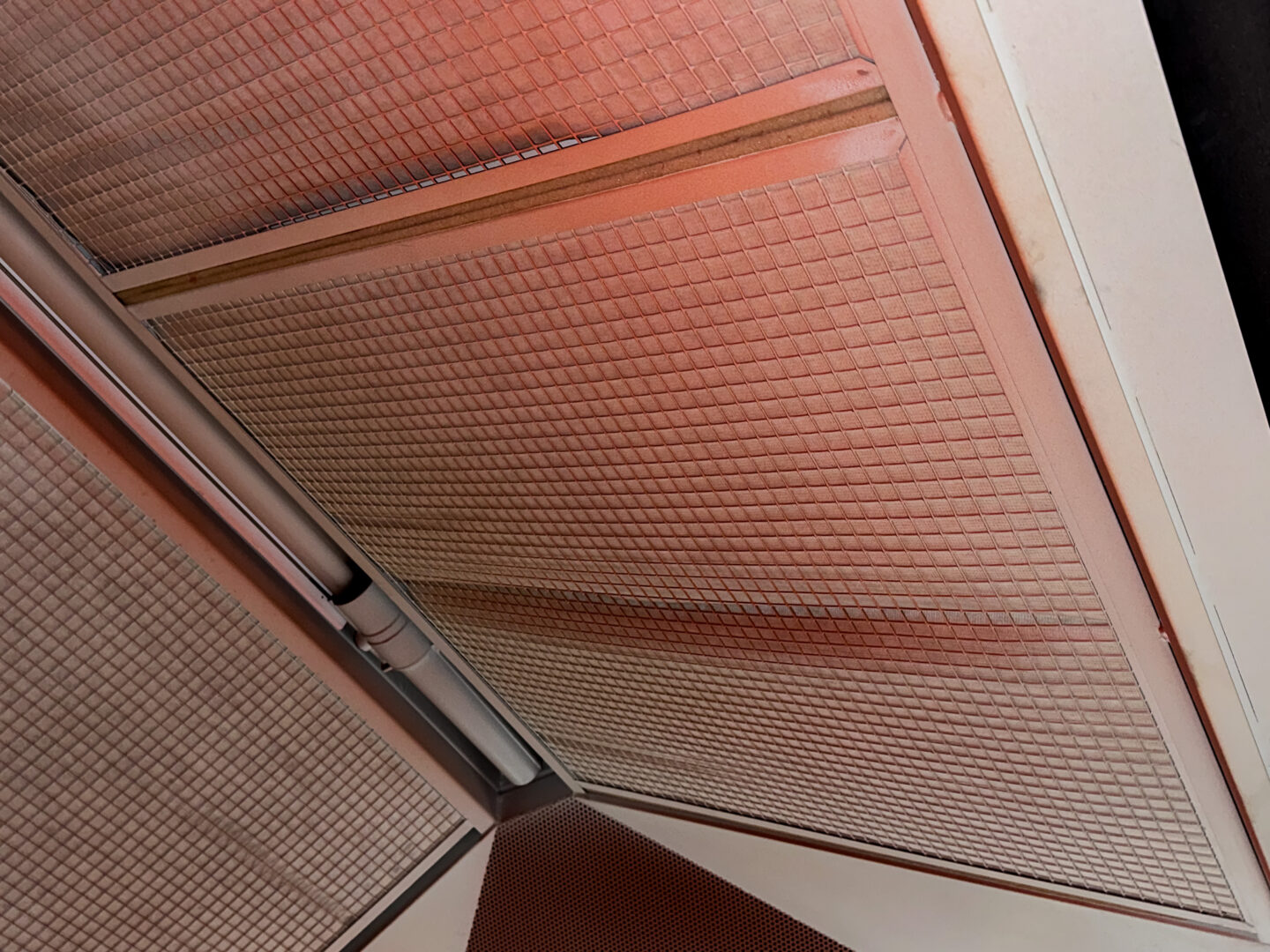 Flatline vent to suck in excess coating during the flatline application process.